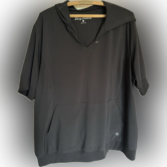 2 @ Easy stretch scrub top with hood and banded waist. ❤️❤️ black - Picture 1 of 9